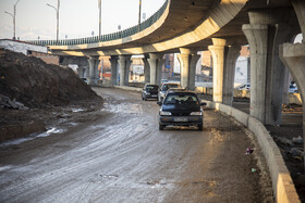 مسیر زیر گذر پل امام علی(ع)همچنان خاکی است و در شرایط هوای بارانی تردد به سختی صورت میگیرد.