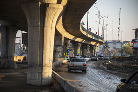 مسیر زیر گذر پل امام علی(ع) همچنان خاکی است و در شرایط هوای بارانی تردد به سختی صورت میگیرد.