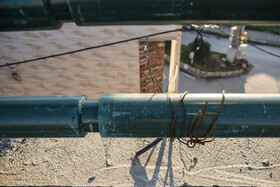 کابل برق توسط مفتولهای سیمی بصورت غیر اصولی بروی پل نگه داشته میشوند.