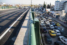 در قسمت خروجی پل امام علی(ع)به علت باریک شدن مسیر ترافیک همچنان پا برجاست.
