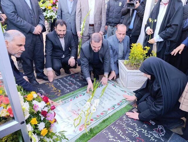 ادای احترام معاون وزیر دادگستری به مقام شهید حاج قاسم سلیمانی