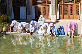 کودکان روزه اولی درحال یادگیری نحوه‌ی وضو گرفتن توسط مربی آموزش پرورش در اعتکاف مراسم معنوی اعتکاف -شیراز