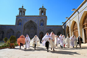 بازی دختران معتکف در حیاط مسجد در مراسم معنوی اعتکاف -شیراز
