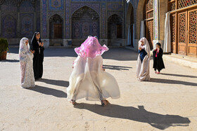 بازی دختران معتکف در حیاط مسجد درمراسم معنوی اعتکاف -شیراز