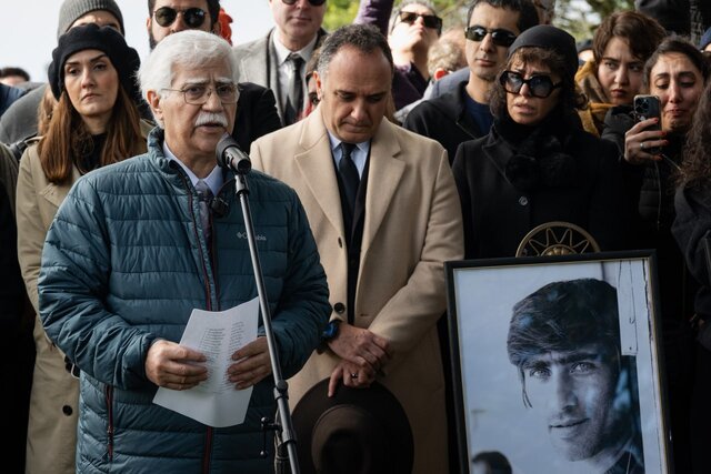 تصاویری تازه از خاکسپاری بهرام بیضایی