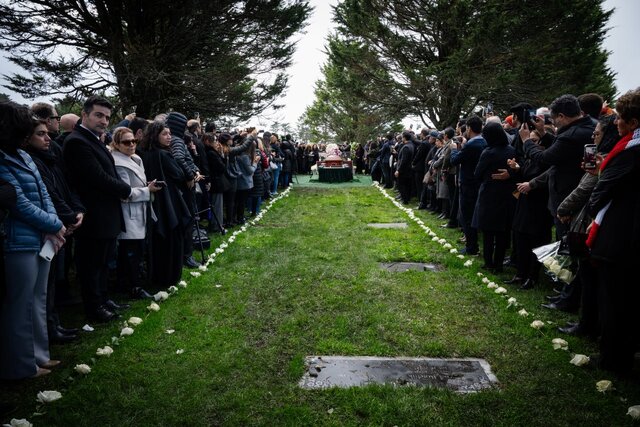 تصاویری تازه از خاکسپاری بهرام بیضایی