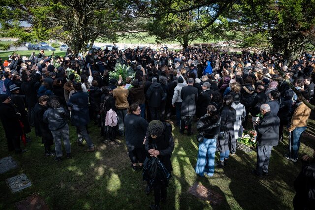 تصاویری تازه از خاکسپاری بهرام بیضایی