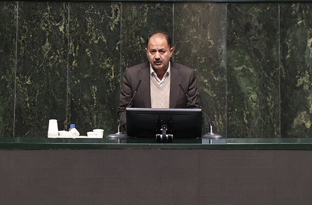 نماینده فسا: مفسدان اقتصادی کالاهای اساسی را گروگان گرفته‌اند