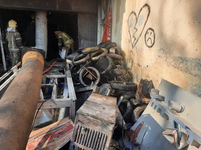 مهار آتش‌سوزی مغازه لوازم یدکی موتورسیکلت در میدان قیام