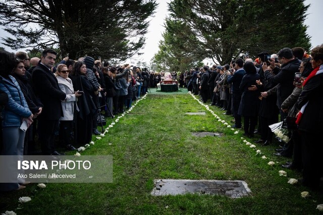 تصاویری تازه از خاکسپاری بهرام بیضایی