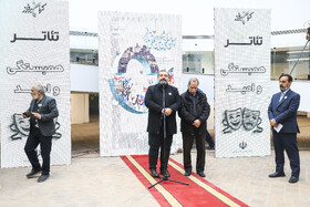 سخنرانی سید وحید فخرموسوی،دبیر چهل‌وچهارمین جشنواره بین‌المللی تئاتر فجروسیاوش طهمورث بازیگر سینما و تئاتر در مراسم رونمایی از پوستر استانی جشنواره بین‌المللی تئاتر فجر در کرمان