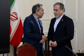 سید‌عباس عراقچی، وزیر امور خارجه و مجید تخت‌روانچی، معاون وزیر امور خارجه در نشست با سفرا و روسای نمایندگی‌های خارجی مقیم تهران