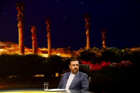 استاندار فارس با مردم سخن می‌گوید