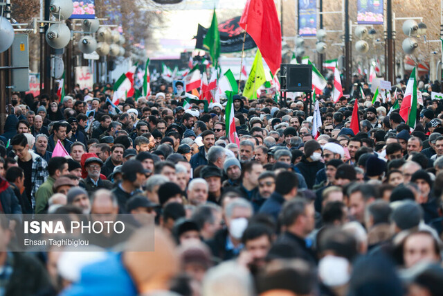 آغاز راهپیمایی ۲۲ بهمن در زنجان؛ حضور پرشور اقشار مختلف مردم در سرمای زمستان