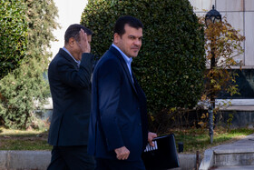 حسین افشین، معاون علمی و فناوری رئيس‌جمهور و محمدجعفر قائم‌پناه، معاون اجرایی رئیس جمهور و سرپرست نهاد ریاست جمهوری در حاشیه جلسه هیات دولت- ۲۴ دی