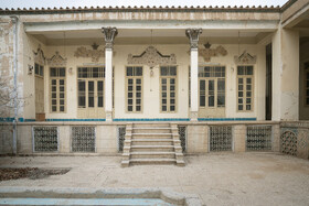 خانه تاریخی کلاهی _ در میدان امام حسین(ع)، خیابان طیب واقع شده است.