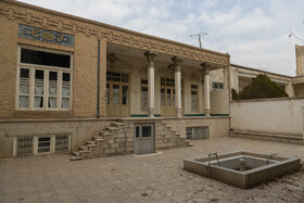 خانه تاریخی کلاهی که در گذشته کنسولگری انگلیس نیز بوده است، اطلاعت دقیقی از مالکان گذشته آن وجود ندارد و در حال حاضر در تملک خانواده کلاهی بوده و به همین دلیل به خانه تاریخی کلاهی مشهور است.