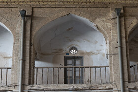 سرای ساروتقی _ این اثر تاریخی در فهرست آثار ملی ایران است اما مالکیت خصوصی دارد و ۱۷ ورثه در آن سهم دارند.