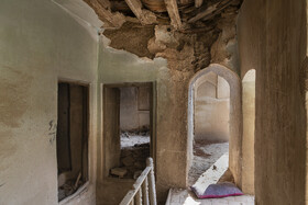 سرای ساروتقی _ این سرای تاریخی تبدیل به یک انباری بزرگ شده و شرایط خوبی ندارد. بنا در کنار بازار قرار دارد و از این رو تردد وسایل نقلیه هم زیاد است در نتیجه باید مرمت و یا حداقل رفع خطر شود تا آسیبی به کسی وارد نشود.