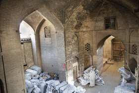 سرای ساروتقی _ بخش‌های باربَرِ این سرای تاریخی دچار تَرَک‌های عمیق و سقف‌های آن متزلزل شده و طی سال‌های اخیر مرمت اصولی نشده است. بررسی‌ها نشان می‌دهد شرایط این اثر تاریخی دشوار و سخت شده و ممکن است اگر وضعیت به همین منوال بدون رسیدگی‌های لازم ادامه پیدا کند، حتی برای مردم عادی و بازاریان هم خطر آفرین باشد.