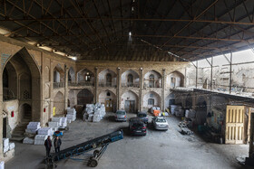  سرای ساروتقی _  یکی از بناهایی است که در دوران صفوی و به دستِ وزیر اعظم شاه عباس دوم بنا شد. این سرا در جوار بازار بزرگ اصفهان و در شمال شرقی میدان نقش جهان قرار دارد.