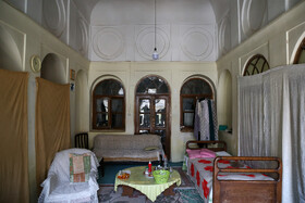 خانه تاریخی صابری _ بخش‌هایی از این خانه به دلیل نگهداری نامناسب و بعضا فرونشست و عدم مرمت اصولی دچار تخریب شده است.