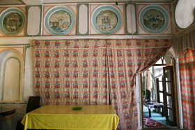 خانه تاریخی صابری _  تزیینات خانه‌ها در دوران پهلوی نسبت به دوران گذشته کمتر بوده و نقاشی‌های آن زمان برگرفته از نقاشی‌های اروپایی بوده است.