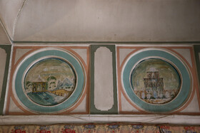 خانه تاریخی صابری _  تزیینات خانه‌ها در دوران پهلوی نسبت به دوران گذشته کمتر بوده و نقاشی‌های آن زمان برگرفته از نقاشی‌های اروپایی بوده است.