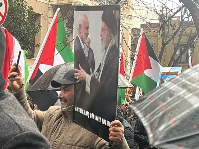 تجمع مقابل کنسولگری ایران در استانبول در مخالفت با تهدیدات آمریکایی-صهیونیستی