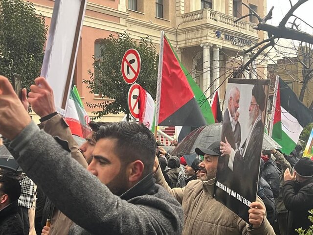 تجمع مقابل کنسولگری ایران در استانبول در مخالفت با تهدیدات آمریکایی-صهیونیستی