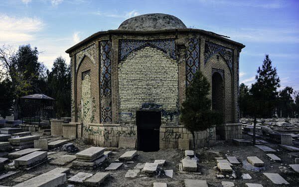 عکس آرشیوی است آغاز مرمت دو عمارت و یک بقعه در آرامستان تاریخی دارالسلام شیراز