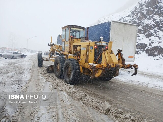 بارش برف سنگین در گردنه کوهستانی حیران/ ممنوعیت عبور تریلر