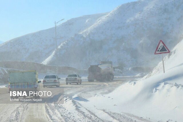 بارش برف سنگین در گردنه کوهستانی حیران/ ممنوعیت عبور تریلر