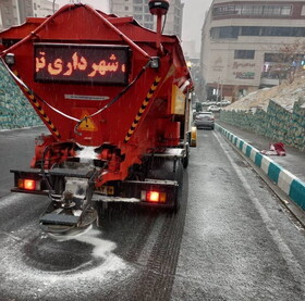 کاهش استفاده از نمک برای پاکسازی معابر تهران با بکارگیری خودروی «فرچه برفروب»