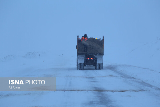 بارش برف در محورهای مواصلاتی اردبیل/ همه راه‌های استان باز است