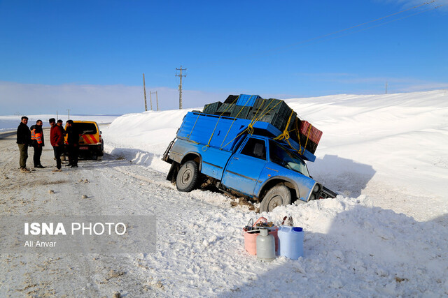 بازگشایی راه‌های مواصلاتی و امدادرسانی به مسافران گرفتار در برف - اردبیل