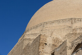 اثرات نم در دیواره بیرونی گند نظامالملک مسحد جامع