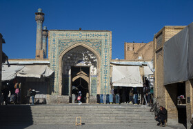 قدمت مسجد جامع اصفهان به سده دوم هجری قمری بر میگرددو در دورههای مختلف تاریخـی از جمله دیلمیـان، سـلجوقی، آق قویونلو، ایلخانی، صفویه و قاجار به مرور زمان دچار تغییرات و تکمیل شده است.