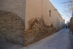 اثرات نم در دیواره بیرونی مسجد جامع اصفهان