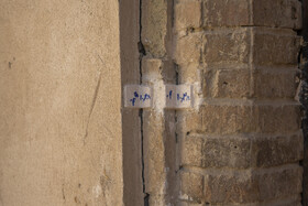 استفاده از شاهدهای کچی برای سنجش میزان فرونشست که در روزهای اخیر اتفاق افتاده است.