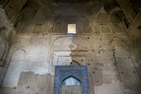 مسجد جامع اصفهان شامل بخشهایی چون صحن چهار ایوانی، گنبد نظامالملک و تاجالملک، ایوانهای صاحب، استاد، شاگرد و درویش، چند شبستان چهلستونی، مدرسه مظفری و محرابهای متعددی از جمله محراب الجایتو است. تزئینات و کاشیکاریهای این مسجد توسط سلسلههای حاکم بر ایران بهویژه در زمان صفویان انجام شده است.