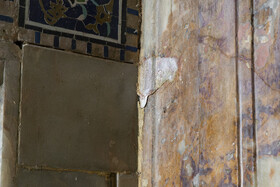 اثرات نم در گنبدخانه نظامالملک که روزهای گذشته به وجود آماده به دلیل ترکیدن لوله آب و فاضلاب در بازارهای بیرونی مسجد جامع رخ داده است.