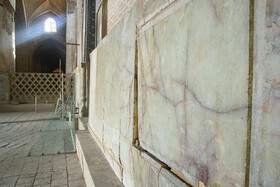 اثرات نم در گنبدخانه نظامالملک که روزهای گذشته به وجود آماده به دلیل ترکیدن لوله آب و فاضلاب در بازارهای بیرونی مسجد جامع رخ داده است.