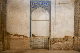 اثرات نم در شبستان نظامالملک به دلیل ترکیدن لوله پوسیده آب و فاضلاب در بازار بیرون مسجد جامع که در روزهای گذشته اتفاق افتاده است.