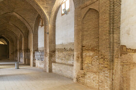 اثرات نم در شبستان نظامالملک به دلیل ترکیدن لوله پوسیده آب و فاضلاب در بازار بیرون مسجد جامع که در روزهای گذشته اتفاق افتاده است.