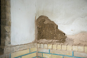 اثرات نم در شبستان نظامالملک به دلیل ترکیدن لوله پوسیده آب و فاضلاب در بازار بیرون مسجد جامع که در روزهای گذشته اتفاق افتاده است.