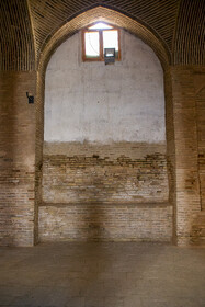 اثرات نم در شبستان نظامالملک به دلیل ترکیدن لوله پوسیده آب و فاضلاب در بازار بیرون مسجد جامع که در روزهای گذشته اتفاق افتاده است.