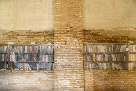 اثرات نم در شبستان نظامالملک به دلیل ترکیدن لوله پوسیده آب و فاضلاب در بازار بیرون مسجد جامع که در روزهای گذشته اتفاق افتاده است.