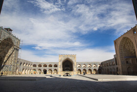 قدمت مسجد جامع اصفهان به سده دوم هجری قمری بر میگرددو در دورههای مختلف تاریخـی از جمله دیلمیـان، سـلجوقی، آق قویونلو، ایلخانی، صفویه و قاجار به مرور زمان دچار تغییرات و تکمیل شده است.