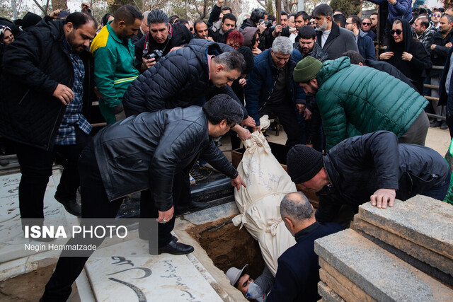 رضا رویگری در قطعه هنرمندان آرام گرفت